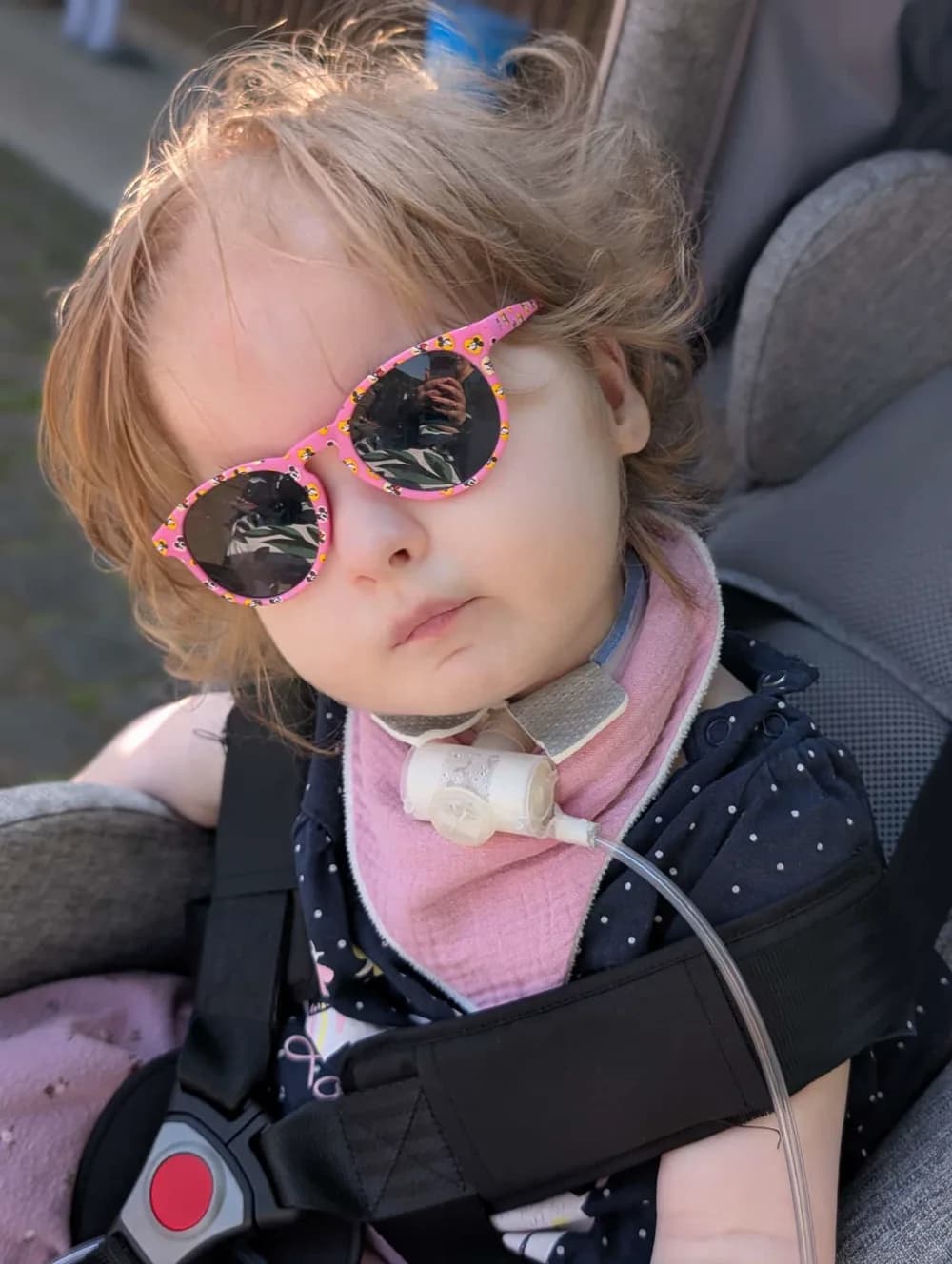 Kind mit Sonnenbrille - versorgt von der flotten Krabbe