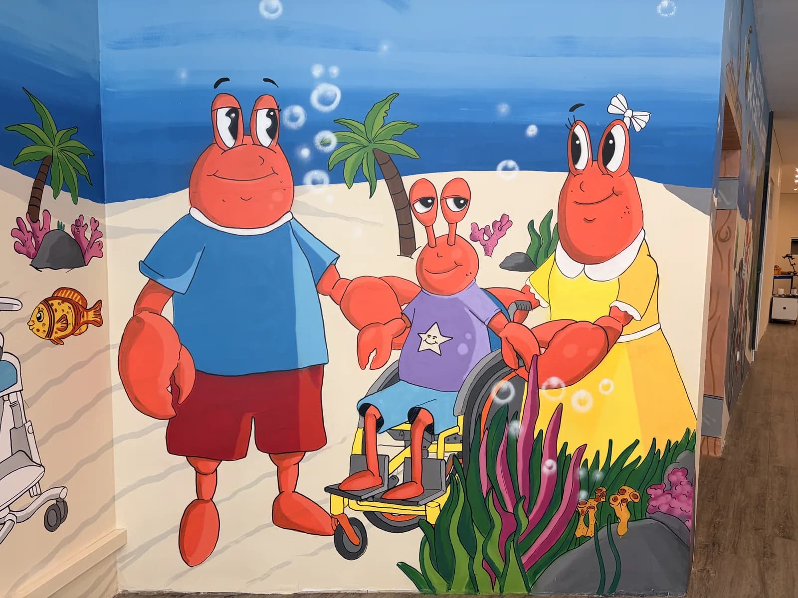 Wandbild der Krabben-Familie - ein Kind im Rollstuhl mit seinen Eltern